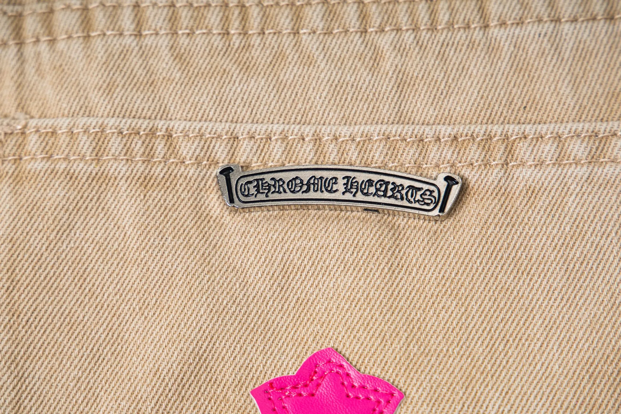 P240 Chrome Hearts 2025 New Miami Limited Couple Washed Jeans with Multiple Pink Cross Leather Labels is a hot item this season and is sought after by countless celebrities and fashionistas. The neat details of the cutting process add color to the playful fashion! The neat and meticulous design, and the well-fitting structure is unique. The upper body not only has outstanding recognition, but also looks younger and younger. A style with the ultimate wearing meaning and performance, gorgeous color matching, and the craftsmanship of this style is also extremely extraordinary. After the finished product is washed, it is disassembled and hand-made with sheepskin cross leather and then spliced ​​together to complete. The whole piece has too many craftsmanship to describe. It is decorated with patchwork cross flowers and high-waisted washed jeans! ! Absolutely high-end luxury product, a god-level single product, a super popular product, made with top heavy industry, a magic weapon that cannot be missed in the street. Style number: 1866# Size: 28 30 32 34 Color: khaki pink khaki black
